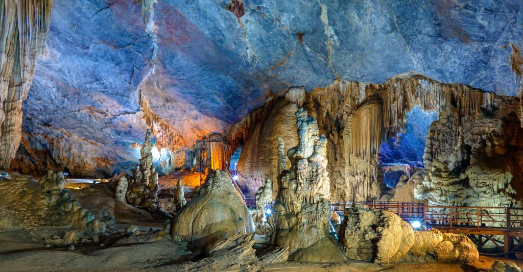 rock formations inside paradise cave